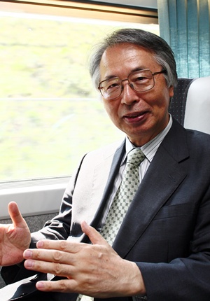 12일 히라사와 료 동경대 교수가 서울에서 대전으로 향 하는 열차에서 본지와의 인터뷰에 응하고 있다.
