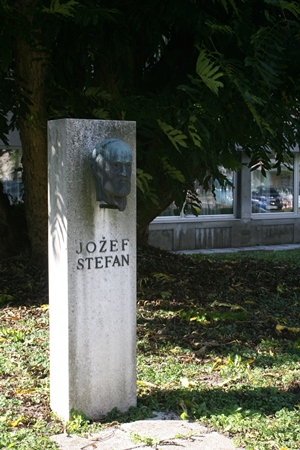 연구소 중앙에 위치한 요제프 스테판의 동상. 그는 연구자이자 시인이었다.<사진=대덕넷>