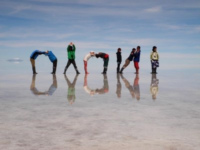 Uyuni소금사막에서 일본청년들과 함께 만든 글자. 아래 그림자를 잘 보면   Uyuni라는 글자다