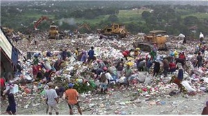 빈곤국들 가운데는 쓰레기를 주워 파는 것으로 생계를  유지하는 사람들이 많다.