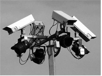 도시 곳곳에 설치된 CCTV가 대중의 개인 정보를 광범위하게 수집하고 있다. 