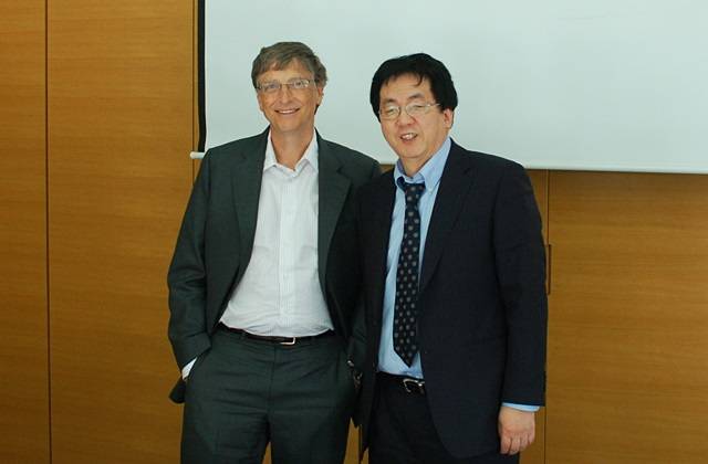 빌 게이츠와 장순흥 KAIST 교수가 21일 서울대학교에서 만났다. 