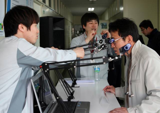 입주식에 참여한 직원들이 3D TV없이 3D영상을 즐길 수 있는 그린광학의 헤드마운트디스플레이를 시연하고 있는 모습. 