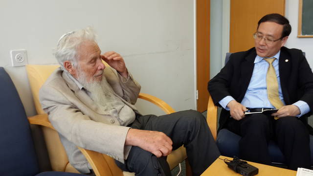 노벨경제학상 수상자 로버트 오만과 오세정 기초과학연구원장이 이야기를 나누고 있다. 