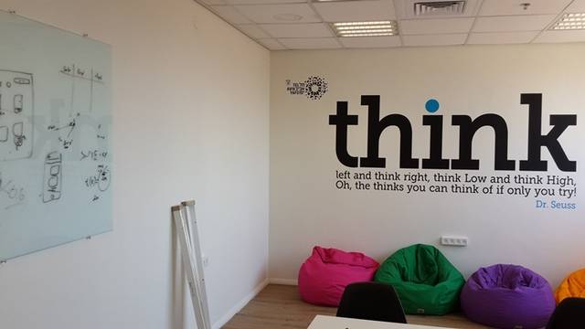 텔아비브 창업센터 내부 회의실에 써 있는 문구. 