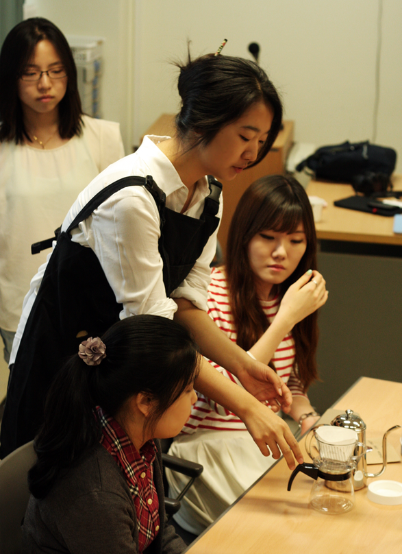 KAIST 산업디자인과 10학번 지선 씨는 '리더십강좌'의 강사로 활약하며 학우들에게 커피의 매력을 전하고 있다. 