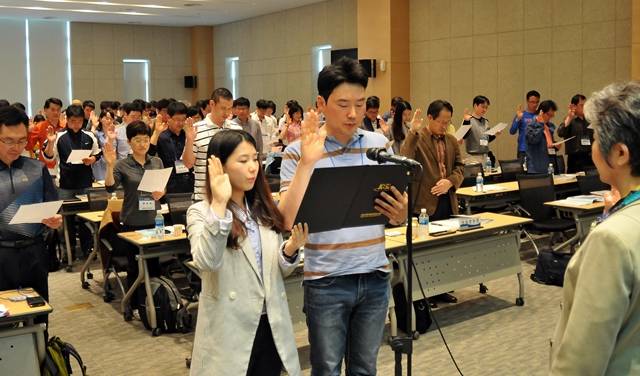 연구원 전직원이 9일 청렴실천 선포식에 참석해 '청렴실천 서약서'를 낭독했다. 