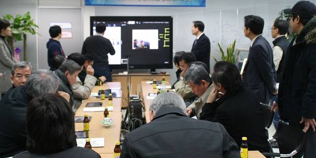 아이카이스트의 제품개발 소식이 알려지자 지난해 2월 회사를 방문한 일본의 지역의원들. 김 대표로부터 터치기술과 교육 시스템에 대해 설명을 듣고 있다. 