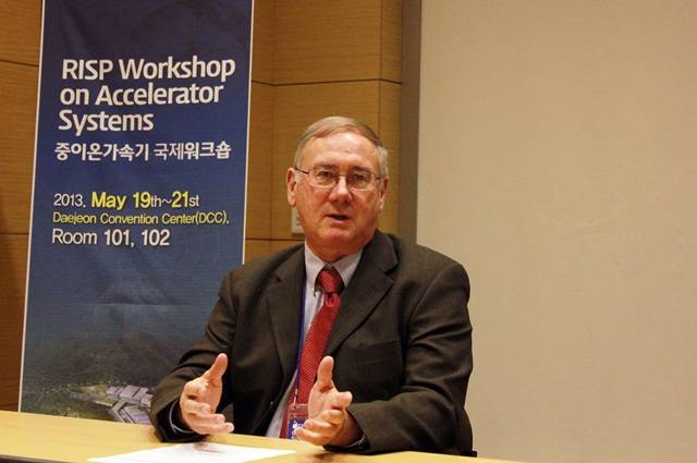 로버트 케파트 박사가 20일 대전컨벤션센터에서 열린 기자간담회서 가속기의 사회, 경제적 효과에 대해 설명했다. 