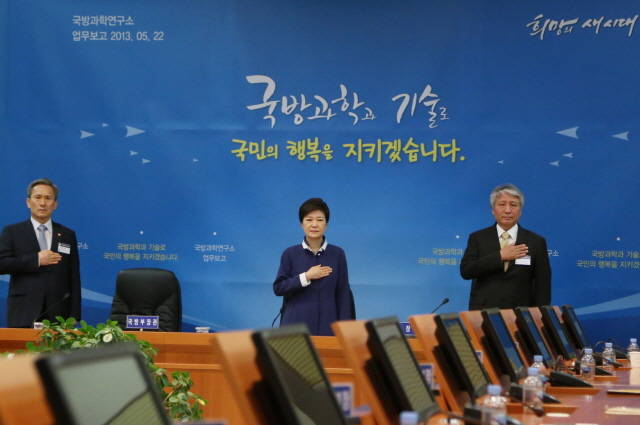 국방과학연구소(ADD)를 방문한 박근혜 대통령이 국민의례를 하고 있다. 사진 왼쪽은 김관진 국방부 장관, 오른쪽은 백홍열 ADD 소장. <사진=청와대 제공> 