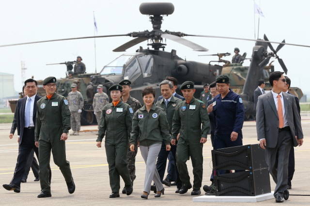 22일 충남 논산 육군항공학교에서 열린 한국형 기동헬기 '수리온' 전력화 기념식에 입장하고 있는 박 대통령 일행. <사진=청와대 제공> 