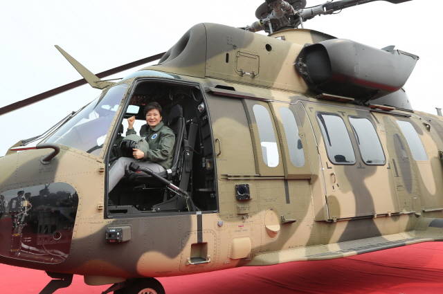 한국형 기동헬기 '수리온'을 시승하고 있는 박 대통령. <사진=청와대 제공> 