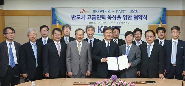 KAIST와 SK하이닉스는 강성모 총장(앞줄 우측 네번째)과 박성욱 대표(앞줄 우측 세번째) 등이 참석한 가운데 반도체 인력양성을 위한 협약을 체결했다. 