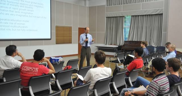 이만열 경희대 국제대학원 교수가 14일 KAIST 다목적홀에서 'KAIST와 한국의 잠재력과 국제화'를 주제로 강연하고 있다. 