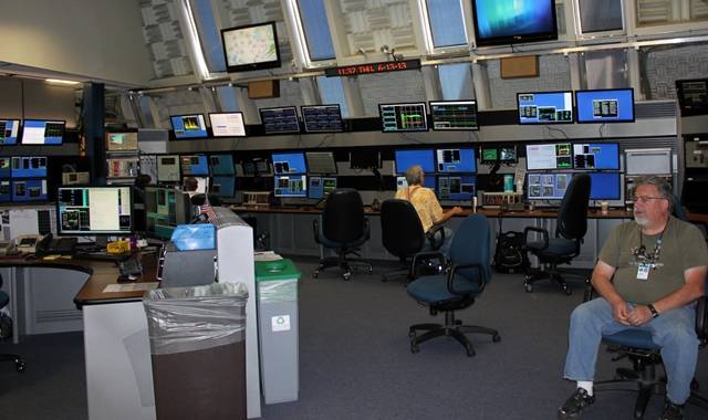 美 페르미랩 가속기 통제실. 14일(현지시각) 미국 시카고 페르미국립가속기연구소(Fermi National Accelerator Laboratory, 페르미랩) 내 통제실에서 연구원들이 가속기 상태를 모니터링하고 있다. 
