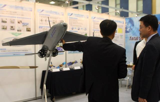 한국항공우주산업은 고기동 감시, 정찰, 내부 무장 탭재 스텔스 무인 전투기 모형을 전시했다. 