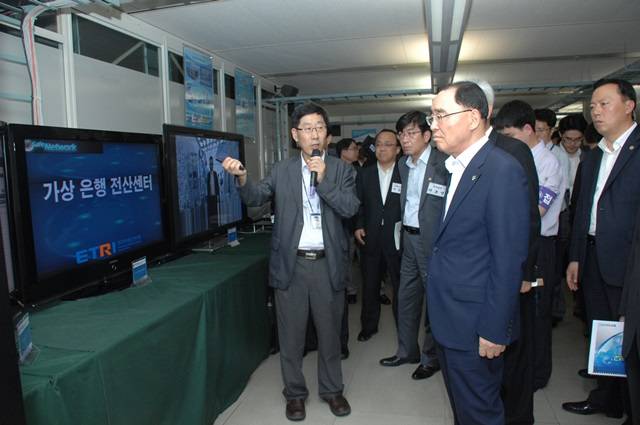 정홍원 국무총리가 18일 ETRI 세이프 네트워크 실험실을 방문해 김상기 부장으로부터 설명을 듣고 있다. 