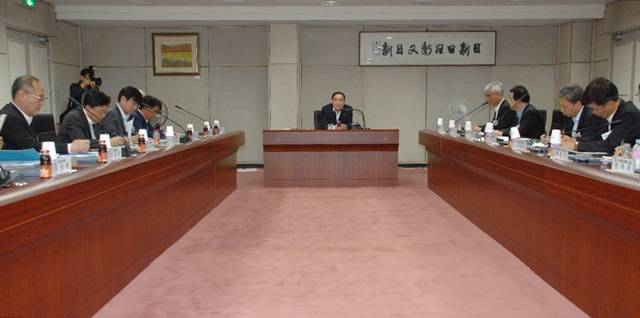 정 총리가 18일 김흥남 ETRI 원장으로부터 업무보고를 받고 있다. 