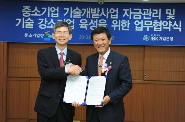 김순철 중소기업청 차장(왼쪽)과 조준희 기업은행장이 R&D 사업화 촉진을 위한 업무협약을 체결했다. 