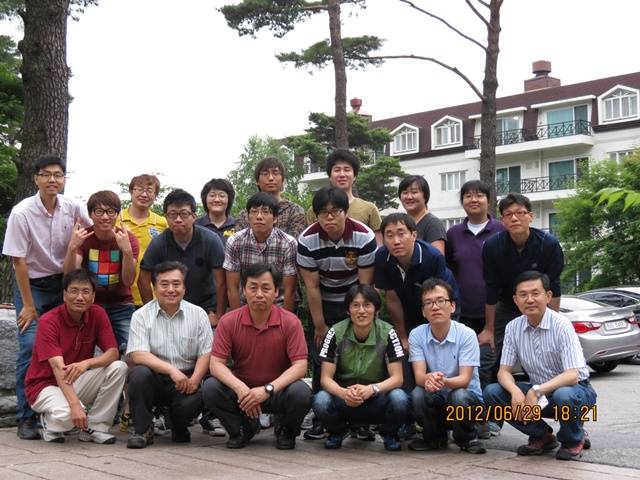 2012년 워크숍에서 직원들과 함께. 