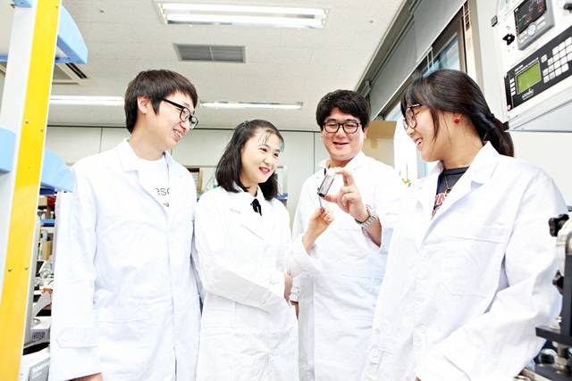 UNIST 장지현 교수(왼쪽 두번째) 연구팀. 