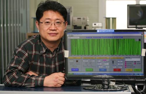 자체 제작한 빔 컴바이너 제조 장비 프로그램을 소개하고 있는 김선주 대표. 