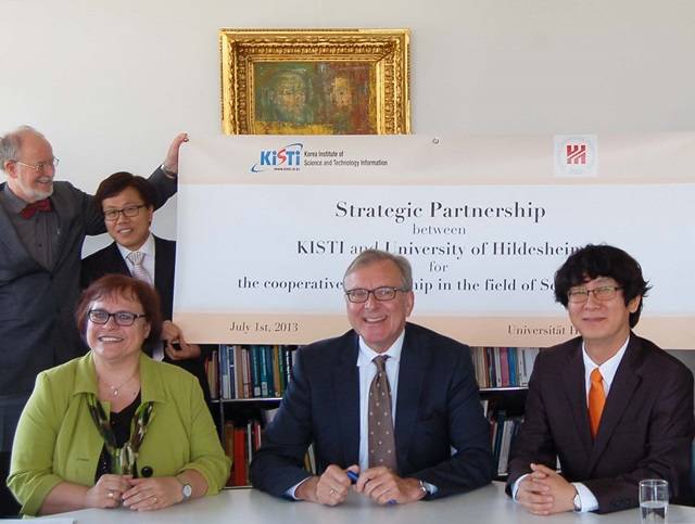 성원경 KISTI 소프트웨어연구센터장(우측)과 볼프강 우베 프리드리히 힐데스하임대학교 총장(가운데)이 지난 2일 상호협력을 위한 양해각서를 체결했다. 