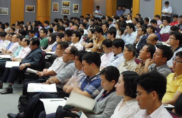 24일 오후 미래부가 개최한 '연구관리제도 개선방안 마련을 위한 공청회'에 450여 명의 연구원들이 참석해 높은 관심을 보였다. 