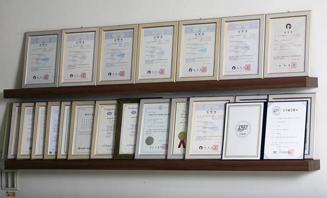 ANT21이 보유하고 있는 각종 수상기록과 특허증. 