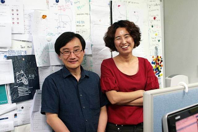 블랙홀 제트의 발생 이론을 관측으로 증명한 김순욱 박사(좌)와 김정숙 연구원(우). 