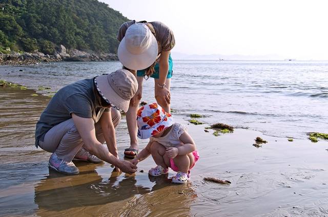 해변에서 함께 놀고 있는 세 여자를 카메라에 담으면서 외할머니와 딸 그리고 외손녀까지 3대가 어우러져 있는 가족의 아름다운 모습이 참 보기 좋았다. 