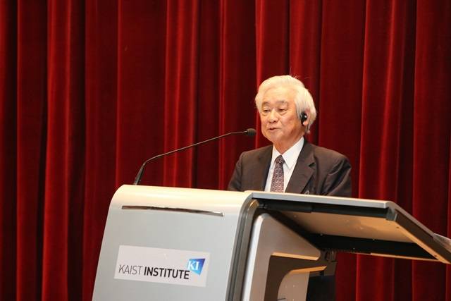 2008년 노벨상을 수상한 마스카와 도시히데 나고야 교수가 2일 KAIST KI빌딩 퓨전홀에서 특별 강연을 하고 있다. 