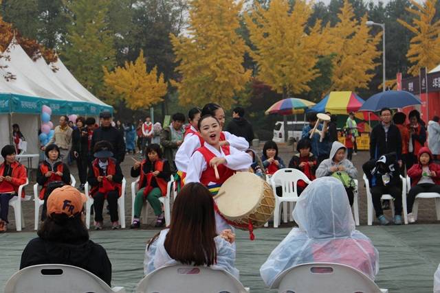 행사 도중 부대행사로 마련된 전통공연도 축제의 열기를 더욱 고조시켰다. 