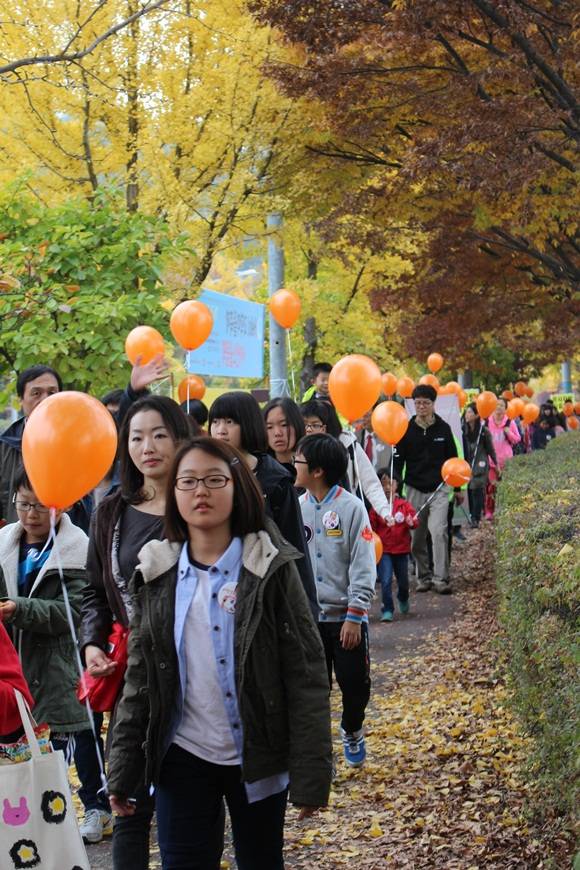 걷기대회에 참가한 시민들이 가을단풍이 우거진 과학동네를 걷고 있다. 