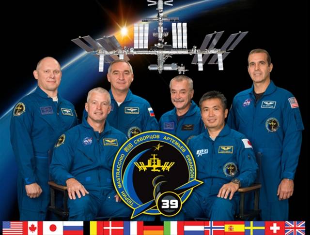 NASA 내 ISS 홈페이지에 소개된 39기 탐사대. JAXA 소속 와카타 코이치(오른쪽 두번째) 씨가 ISS 선장을 맡았다. 미국과 러시아 이외 국가가 ISS를 총괄하기는 벨기에와 캐나다에 이어 일본이 세번째다. 