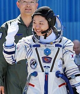 2006년 전국민 참여 프로젝트를 통해 우주인후보로 선정, 2008년 ISS에서 11일 체류한 뒤 귀환한 이소연 박사. 한국인 최초 우주인이란 수식어가 붙었지만, 의무 근무 기간 종료 후 미국 유학을 떠났다. 