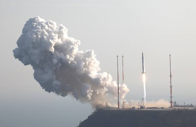 지난 1월 한국 우주개발의 새 장을 연 것으로 평가받는 나로호 발사 모습. 하지만 한국의 우주개발이 지나치게 발사체 개발에 치우쳐 있다는 지적이 일고 있다. 