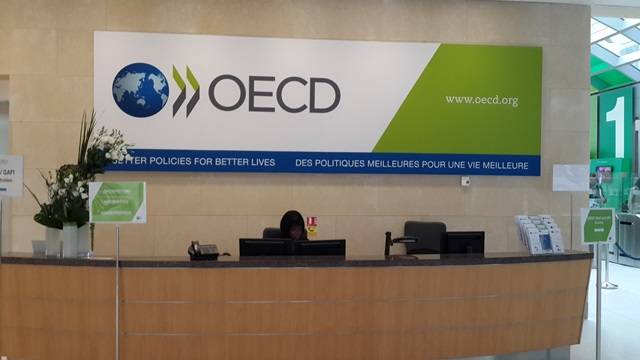 파리에 OECD 건물 접수대 모습. 