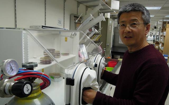 찰스서 IBS 면역미생물공생연구단장이 자신의 실험실에서 시험과제 등의 진행상황을 보여주고 있다. 