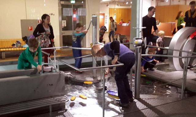 독일 박물관 개관 100주년을 맞아 2003년에 문을 연 어린이 과학관.아이들이 직접 물 등을 접하며 과학을 몸으로 이해할 수 있도록 돼있다. 