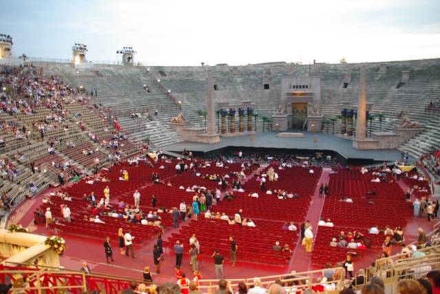 관객이 들어서기 전의 '아레나 디 베로나'. 2000년전 로마 시대의 검투경기장 중에서 가장 보존이 잘된 곳이다. 
