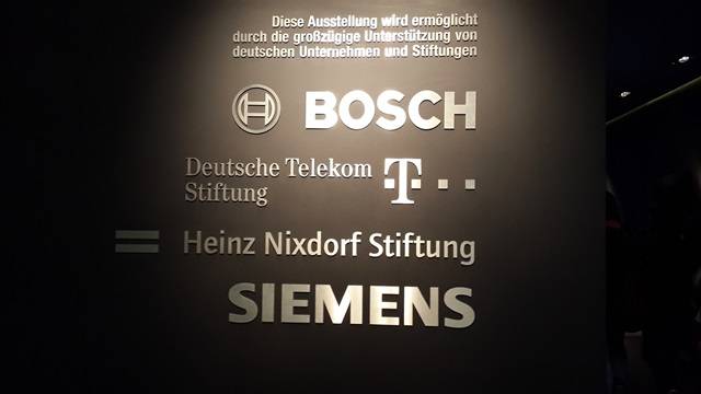 보쉬와 지멘스 등등 독일의 대기업들이 박물관을 후원하며 운영에 큰 도움을 주고 있다.국내의 경우는 최근에야 기업들의 기부가 가능하도록 길이 열렸다. 