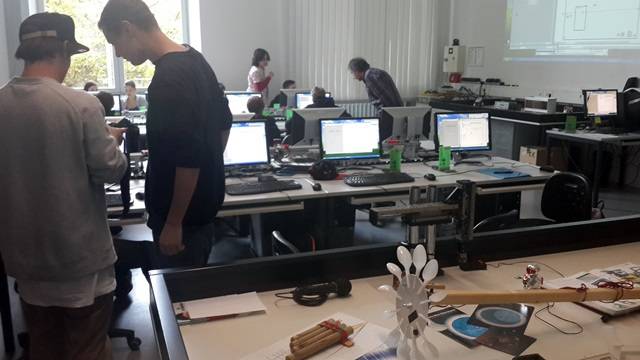 주변 기술대학과 공동으로 운영하는 컴퓨터 실습실. 학생들은 이곳에서 게임 등을 하며 컴퓨터 프로그램들을 익히고 로봇 프로그램 등을 만들기도 한다. 