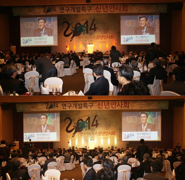 최문기 미래부 장관(사진 위)과 김차동 연구개발특구 이사장이 8일 열린 신년인사회에서 인사를 하고 있다. 