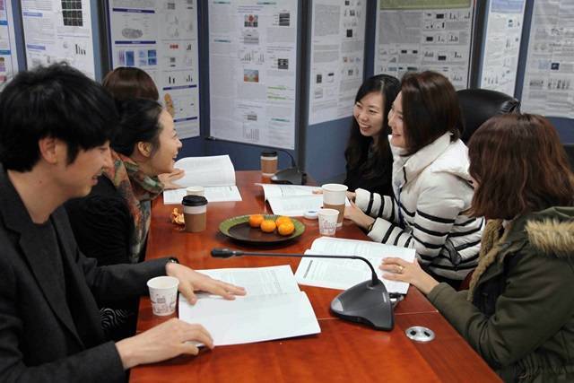 지난 해 12월 5일 열린 한국생명공학연구원 'KRIBBian Day'. 과학자들이 한데 모여 교류를 즐기고 있는 모습. 