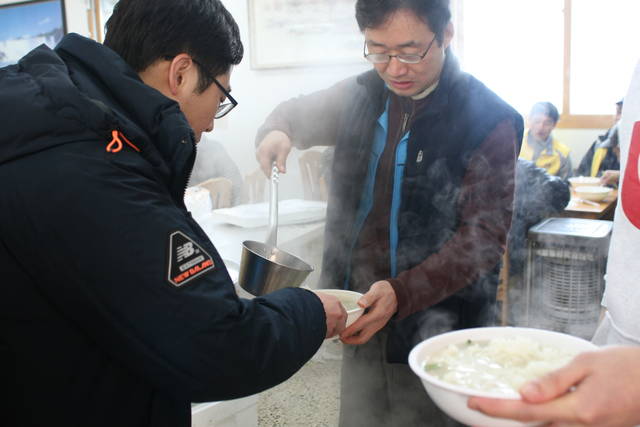따듯한 국밥 한 그릇처럼 온기의 정을 주고 받고 있다. 