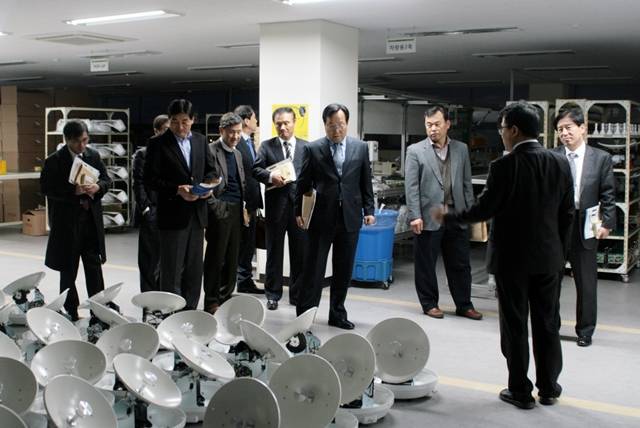 대전상장협의회는 27일 오후5시 위월드에서 2월 모임을 가졌다. 사진은 위월드 제품 생산현장을 둘러보는 회원들. 