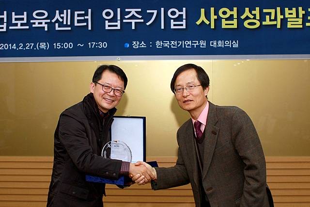 KERI 창업보육센터 입주기업 에스케이에이 김기홍 대표(왼쪽)가 지난달 28일 전기연 박경엽 선임연구본부장으로부터 '올해의 벤처기업 CEO상'을 수상하고 있다. 