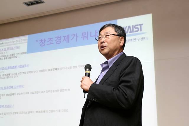 지난해 대덕에서 열린 모모스 포럼에 참석한 김진형 소장. 그는 창조경제 성공을 위한 조건으로 SW에 대한 투자와 활용을 꼽았다. 