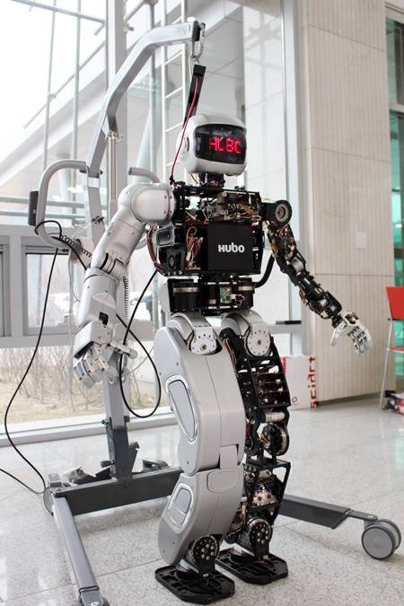 우리나라 최초의 휴머노이드 로봇 '휴보', 이날 전시회에 참여해 자리를 빛냈다. 